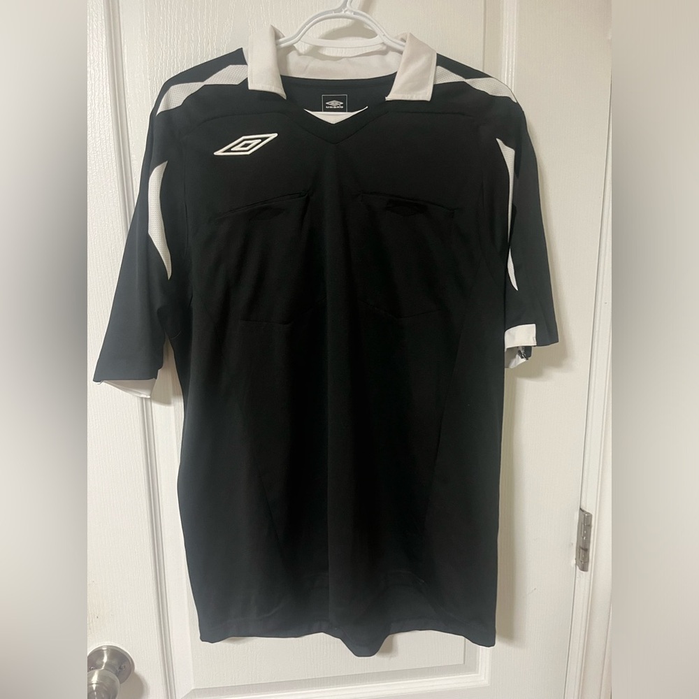 2008 Umbro Soccer Referee Black Jersey L Size With  A Flag Set .